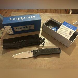BENCHMADE bugout knife -black